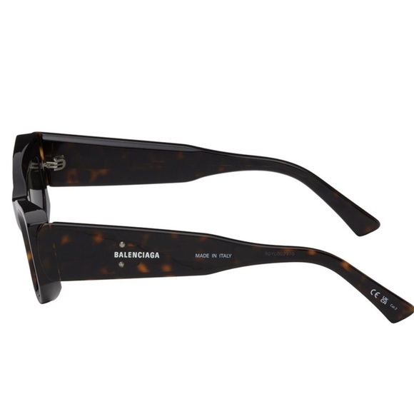 Balenciaga
BALENCIAGA Tortoiseshell Odeon Sunglasses - Picture 3 of 5